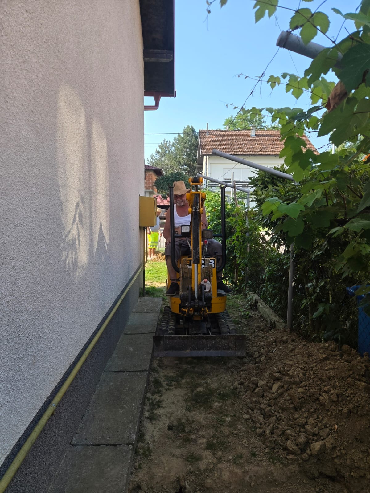 Mikro bager 80 cm uz fasadu kuće Ivanić-Grad